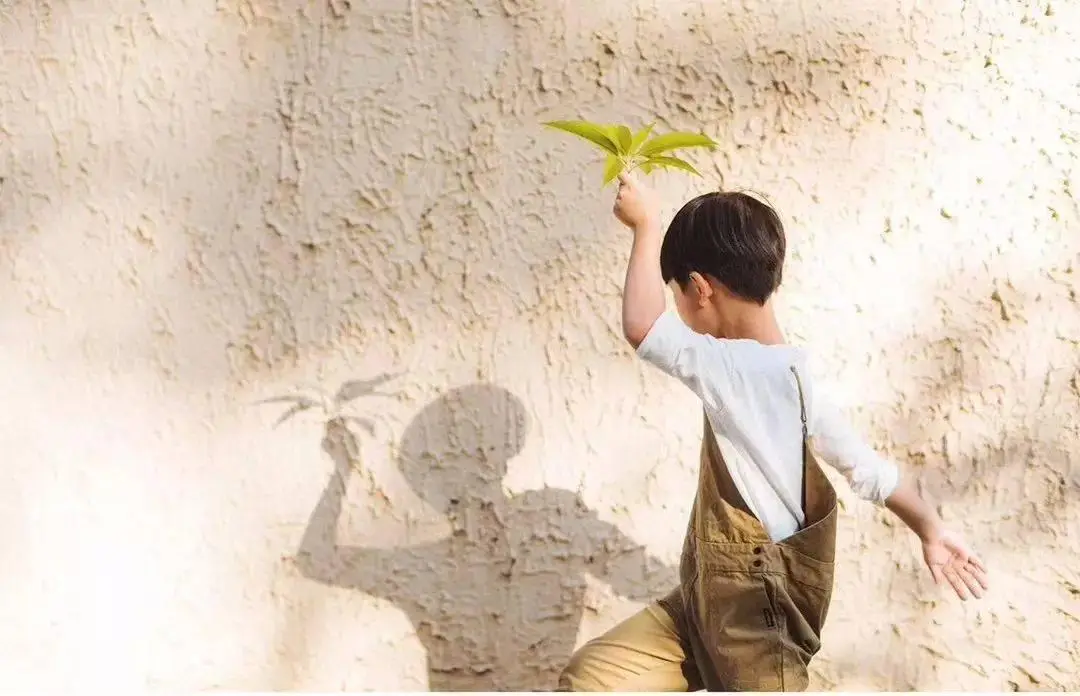 很多男孩的大脑天生不能很好地适应那些强调阅读,写作,复杂的组词造句