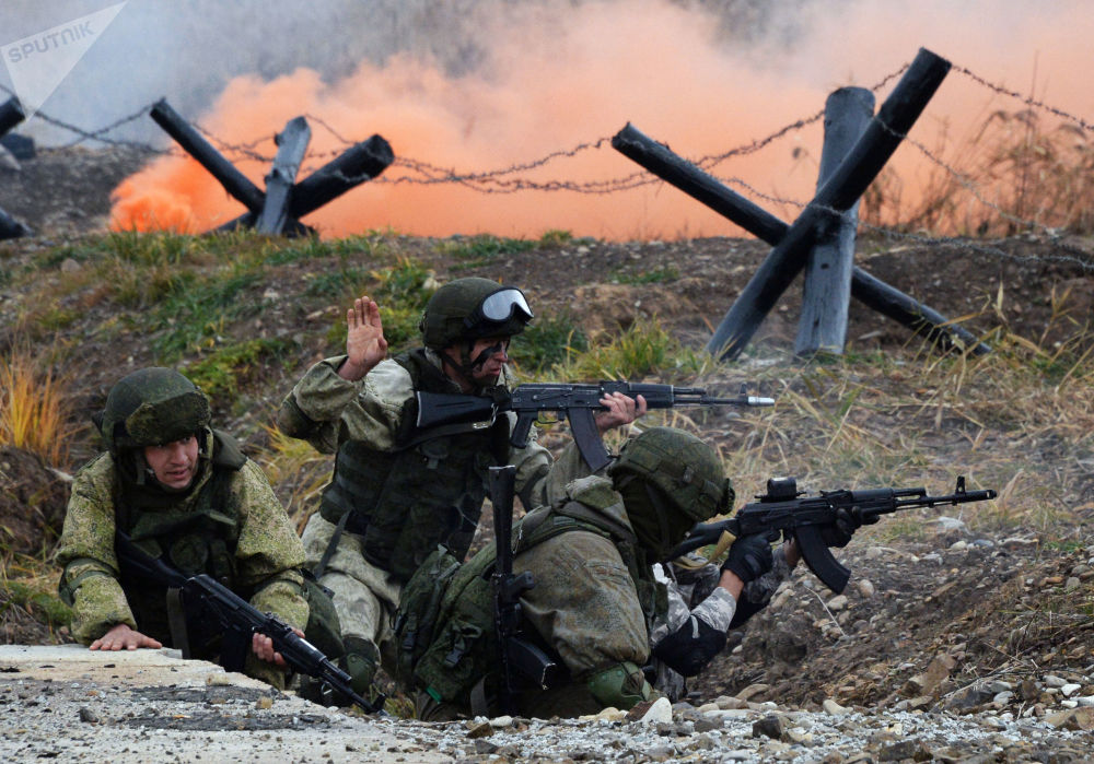 俄罗斯太平洋舰队在滨海边疆区举行演习前夕,队员们在脸上涂迷彩.