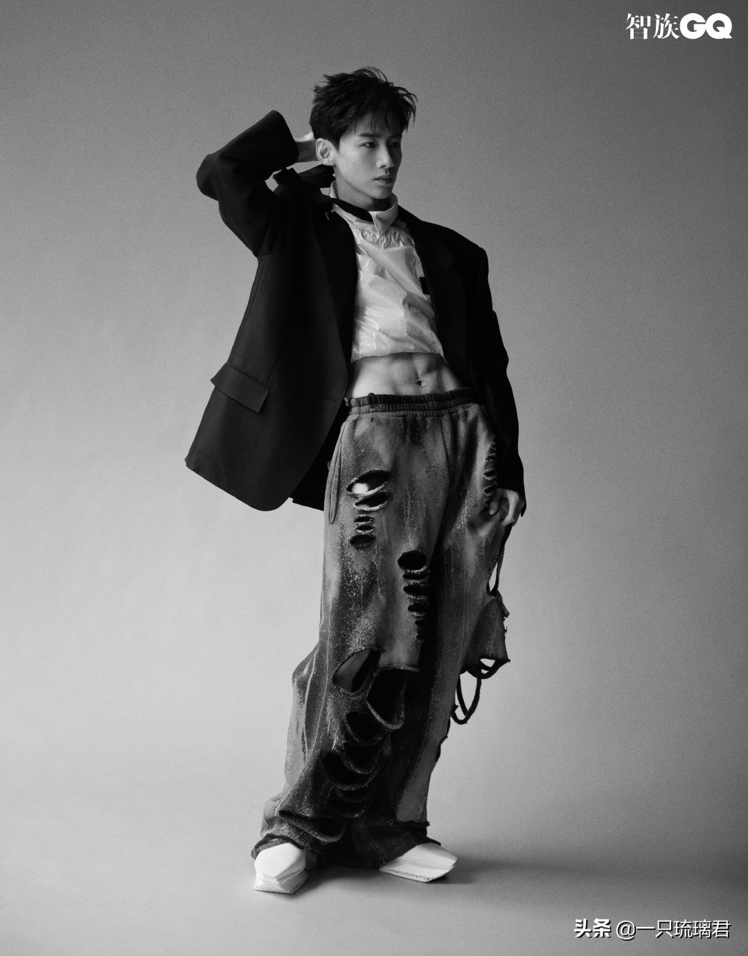 白敬亭晒最新露胸肌性感照,粉丝:我眼都看直了