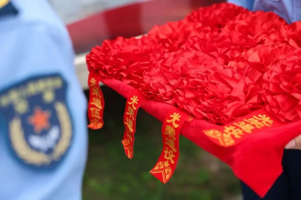 退伍季|戴上"光荣退役"的大红花,才发现真的要『走』了_腾讯新闻