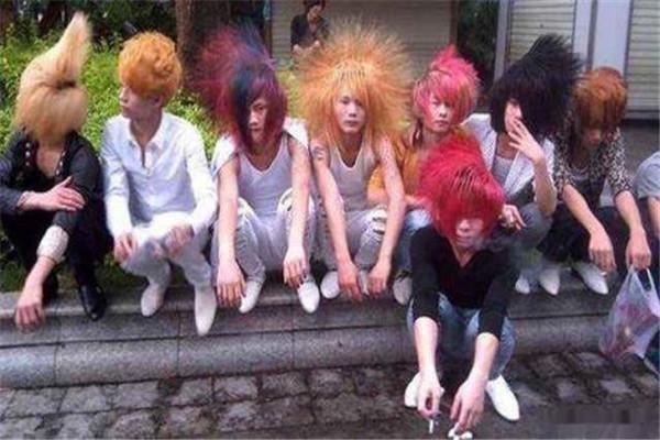 90后的回忆,非主流"葬爱家族"走路带风,如今都变成啥模样了?