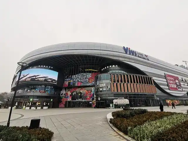 武汉一身材曼妙女子商场裸奔主动靠近男性身份被扒警方回应