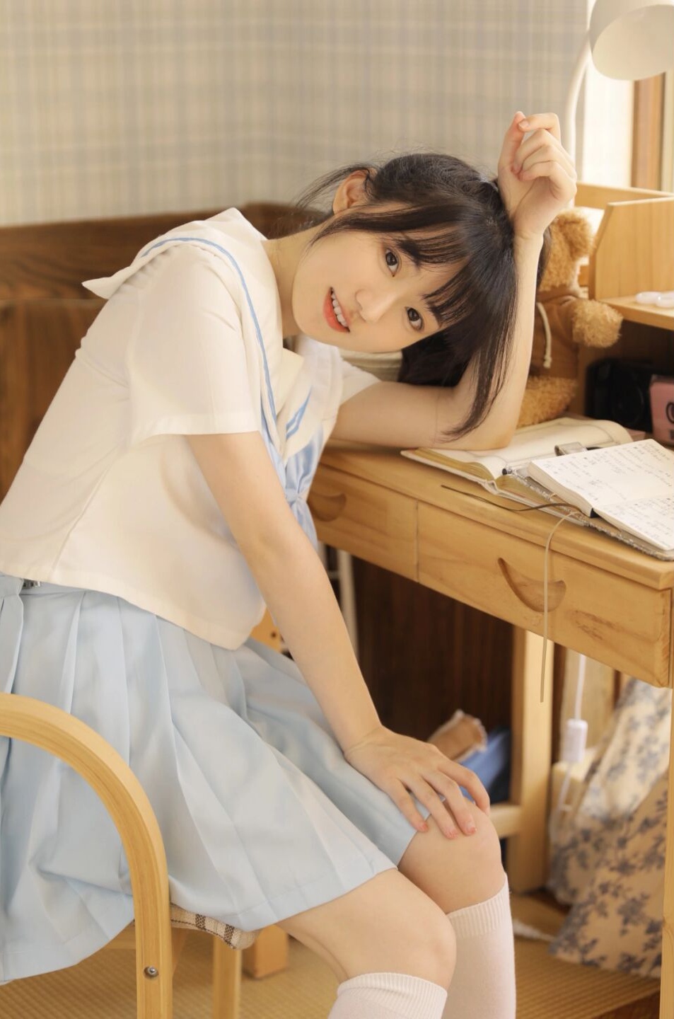 淡雅颜色的jk水手服搭配短裙,清纯娇小可爱的样子好美,好喜欢