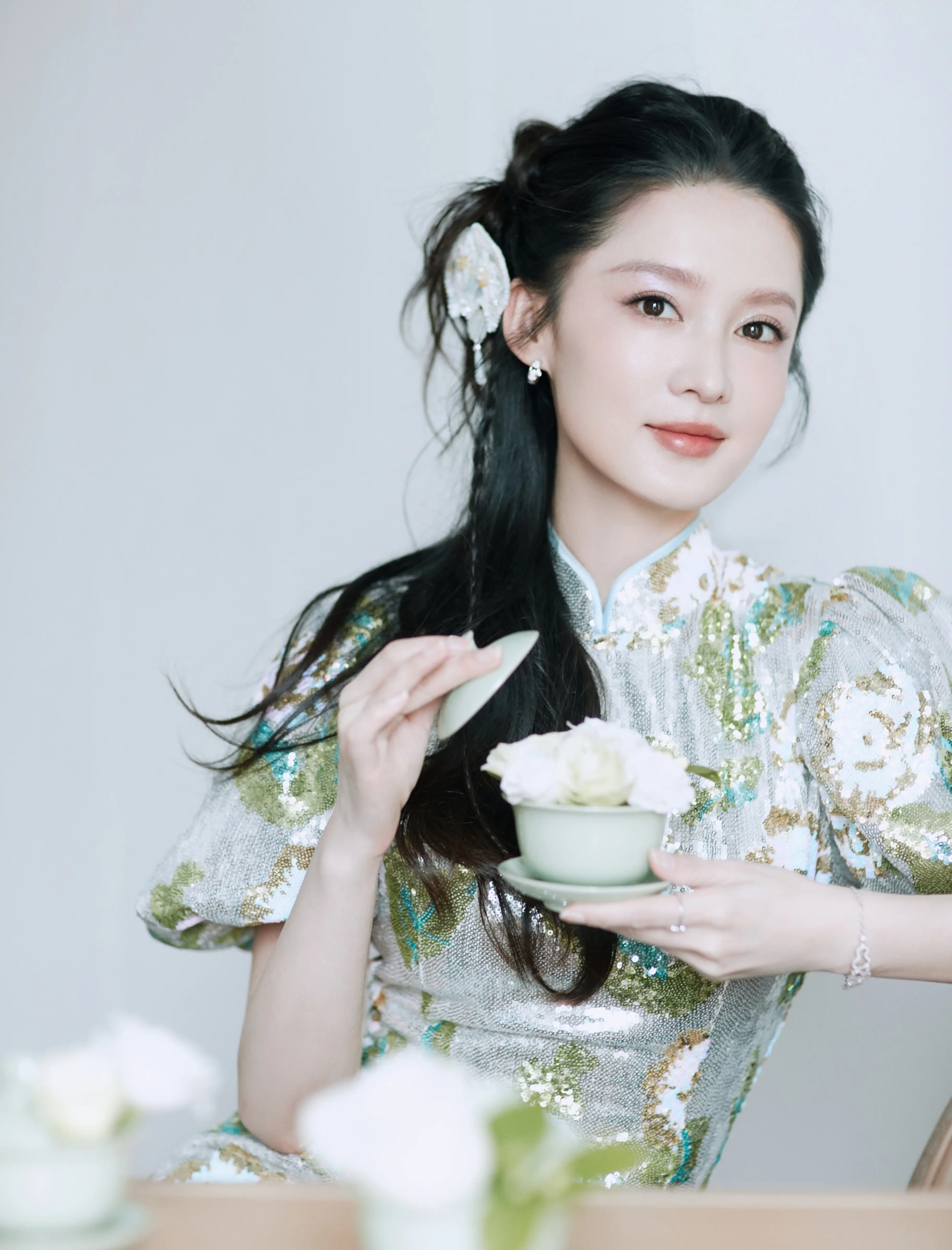 李沁新中式风亮相活动,簪花团扇尽显东方女性韵味