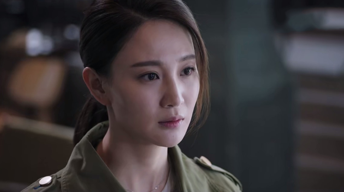 她的瞬间表演有点浮夸,为了掩饰内心的痛苦她没有表