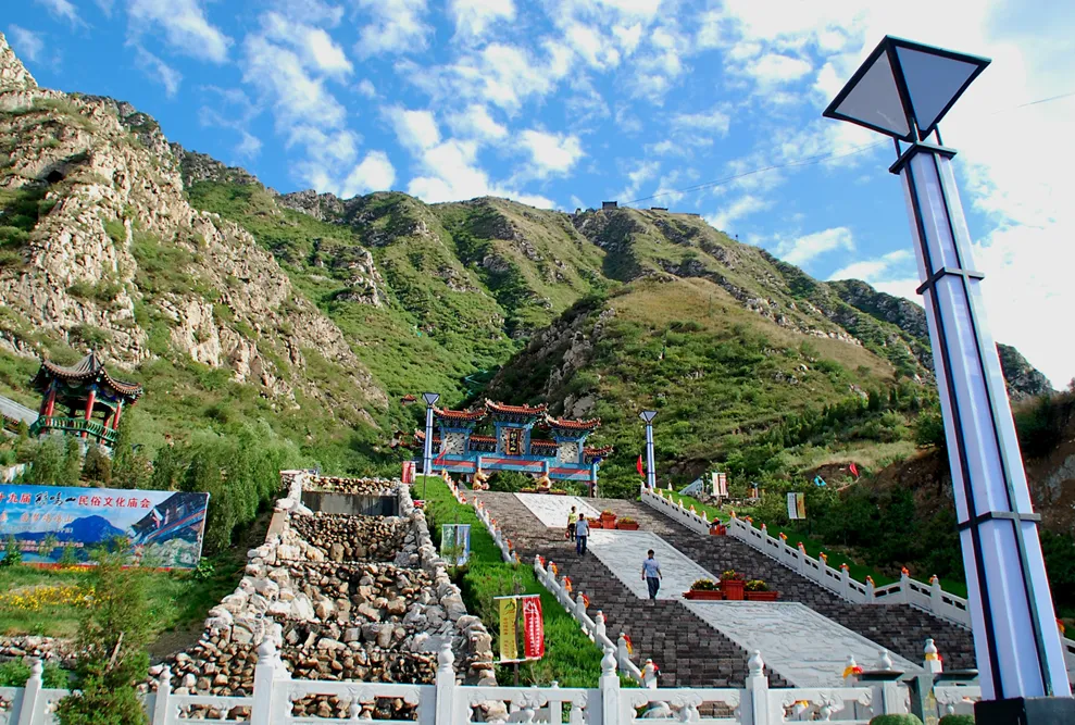 "草原天路""桑洋水路"全媒体采访行|鸡鸣山:一峰飞来高插云_腾讯新闻