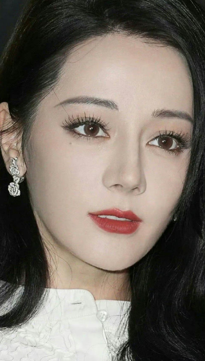 迪丽热巴巴黎时装周怼脸拍