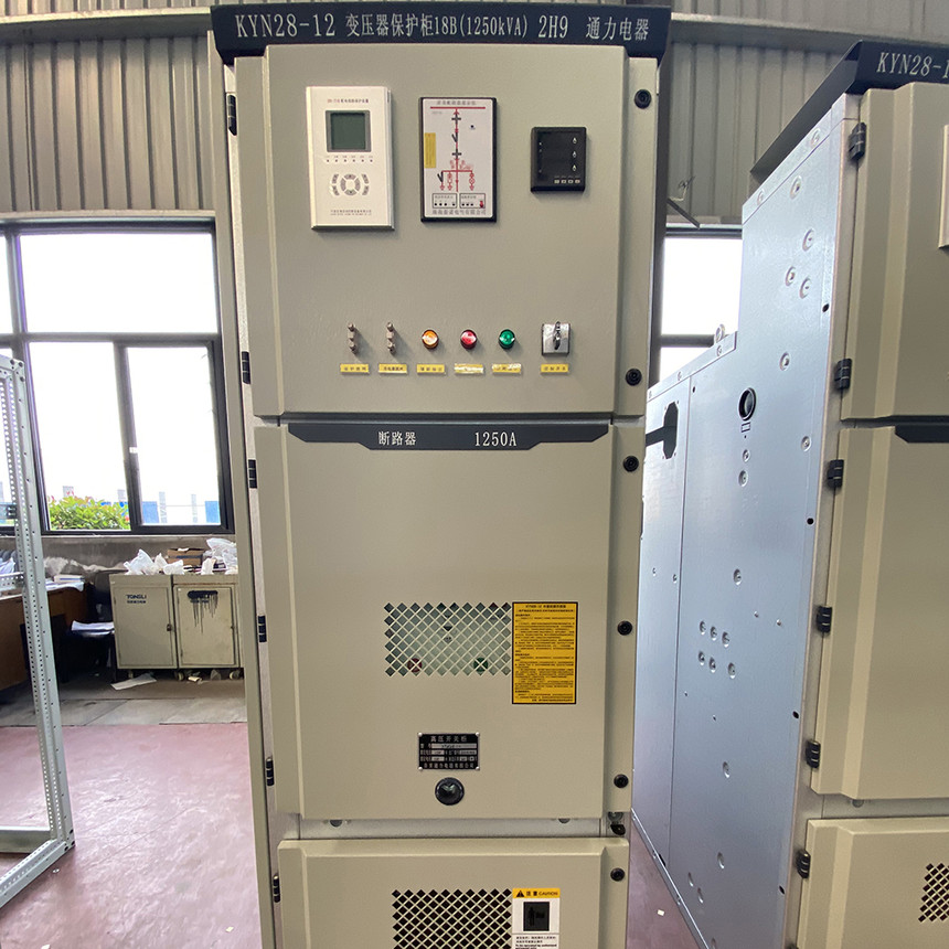 是高压开关柜的一种,简称中置柜