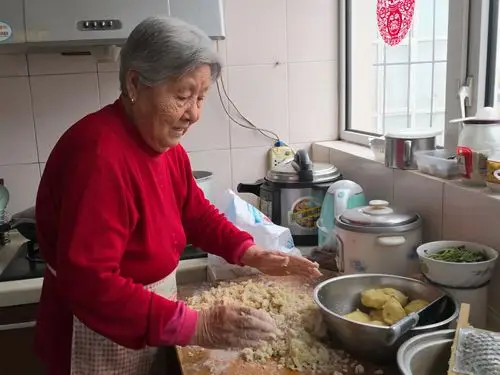 " 清晨,母亲总是在家做完半小时健身活动后,唤醒爱睡懒觉的我.