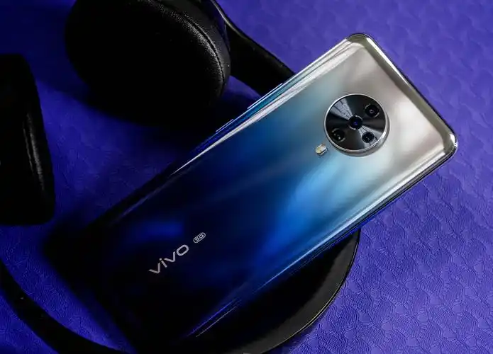 只是比较遗憾的是,并没有采用vivo的拿手好戏;44w或是55w的快充方案.