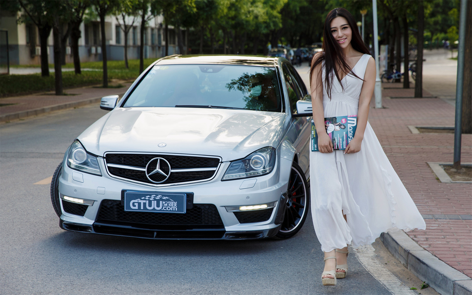 毕业季女神amg跑车高清电脑桌面壁纸