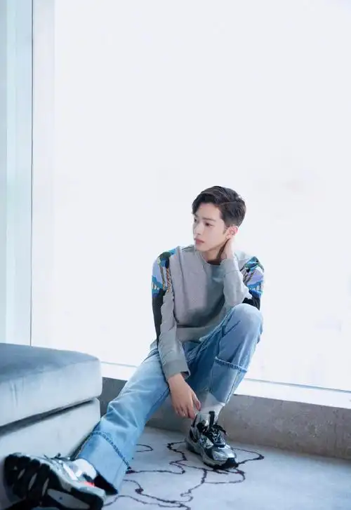 赖冠霖明朗少年风图片