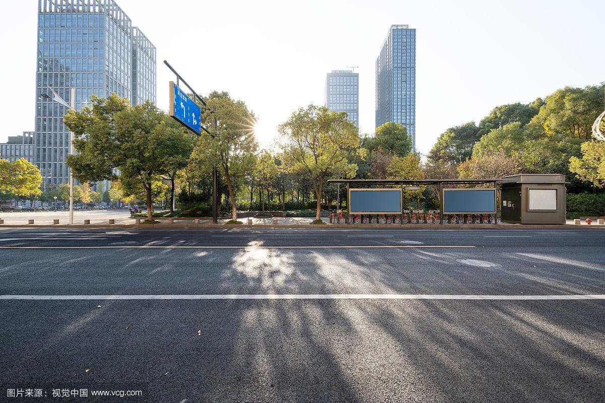 城市内的沥青马路