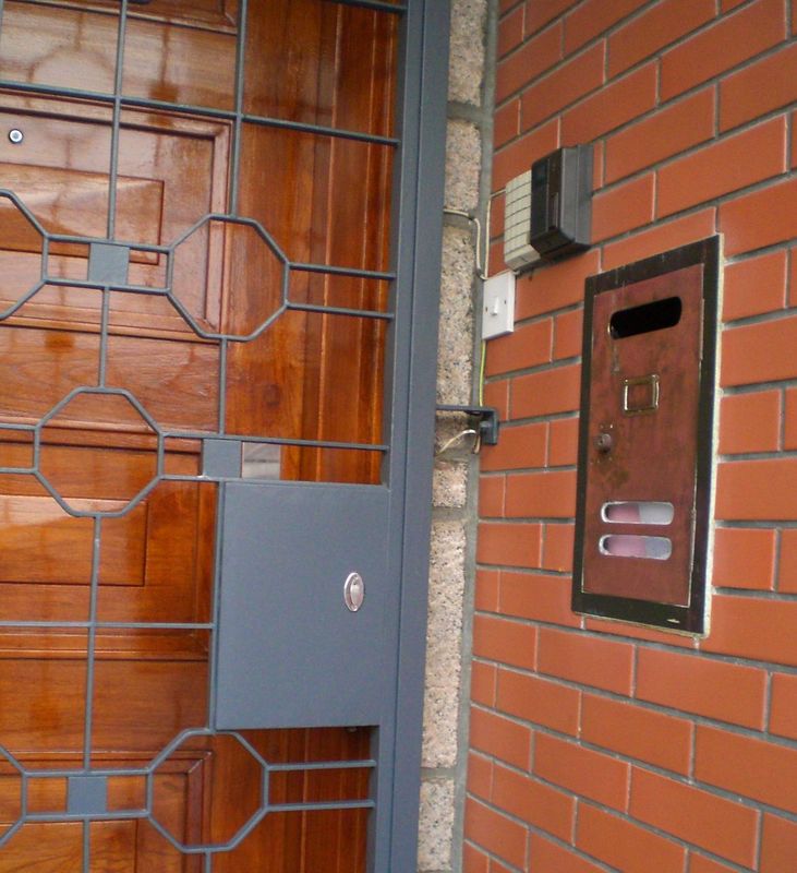 在香港九龙加多利山. 这是哥哥家门口的样子.