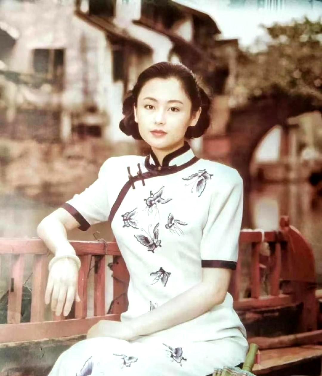 陈红身着旗袍时,展现出江南美女温婉的气质,十分迷人.