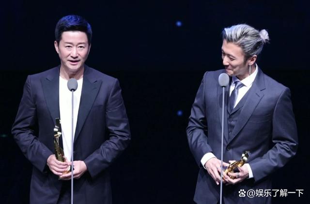 谢霆锋和吴京两位实力派演员近日合影的照片在社交媒体上曝光,二人坐