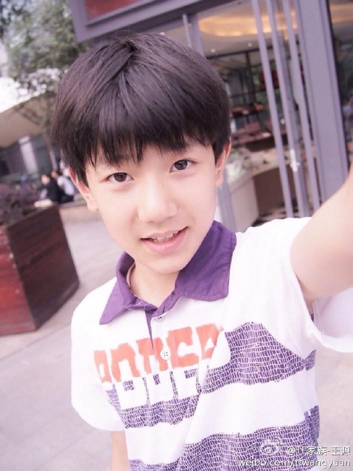 不是的饱饱 你小时候真的确实的确很会自拍@tfboys-王源#王源是懂撞色