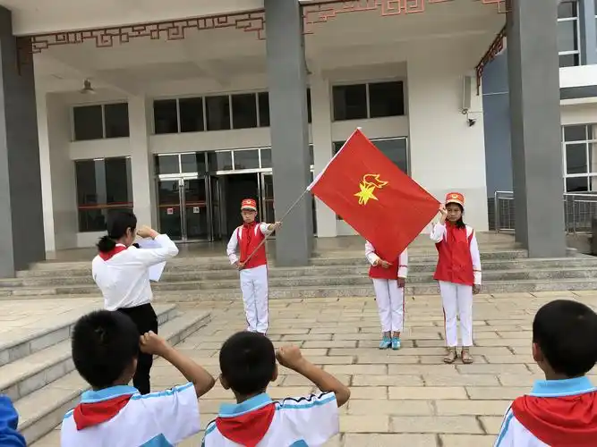 少先队员在队旗下宣誓