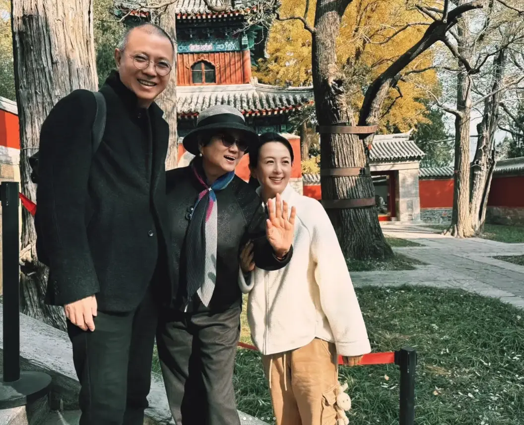 在网友晒出偶遇杨童舒的照片后,杨童舒也在社交平台晒出了去那里游玩