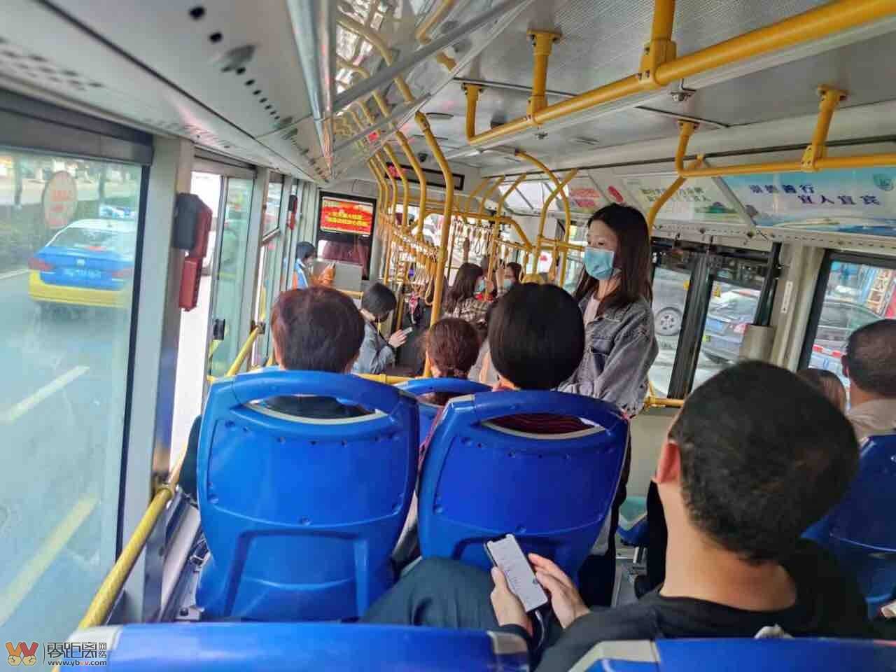 曝光不文明行为!这位帅哥坐公交车不戴口罩,还用衣服占位