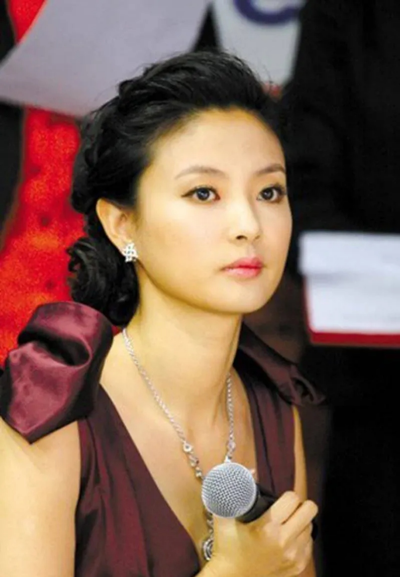 同为央视女主持人,她的美不输周涛,脸型端庄大气,气质优雅高贵,高个子