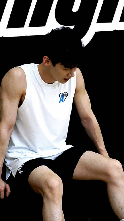 白敬亭无袖背心造型9615!只是一个我就开始嘶哈嘶哈了!