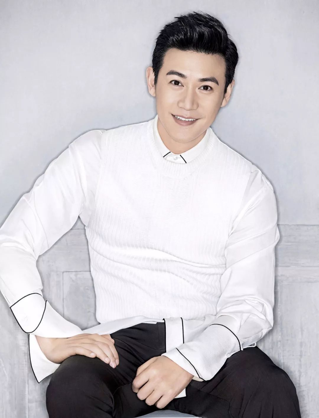 陆毅发布全家照片,鲍蕾携俩女儿出镜,一家人共用一张脸?