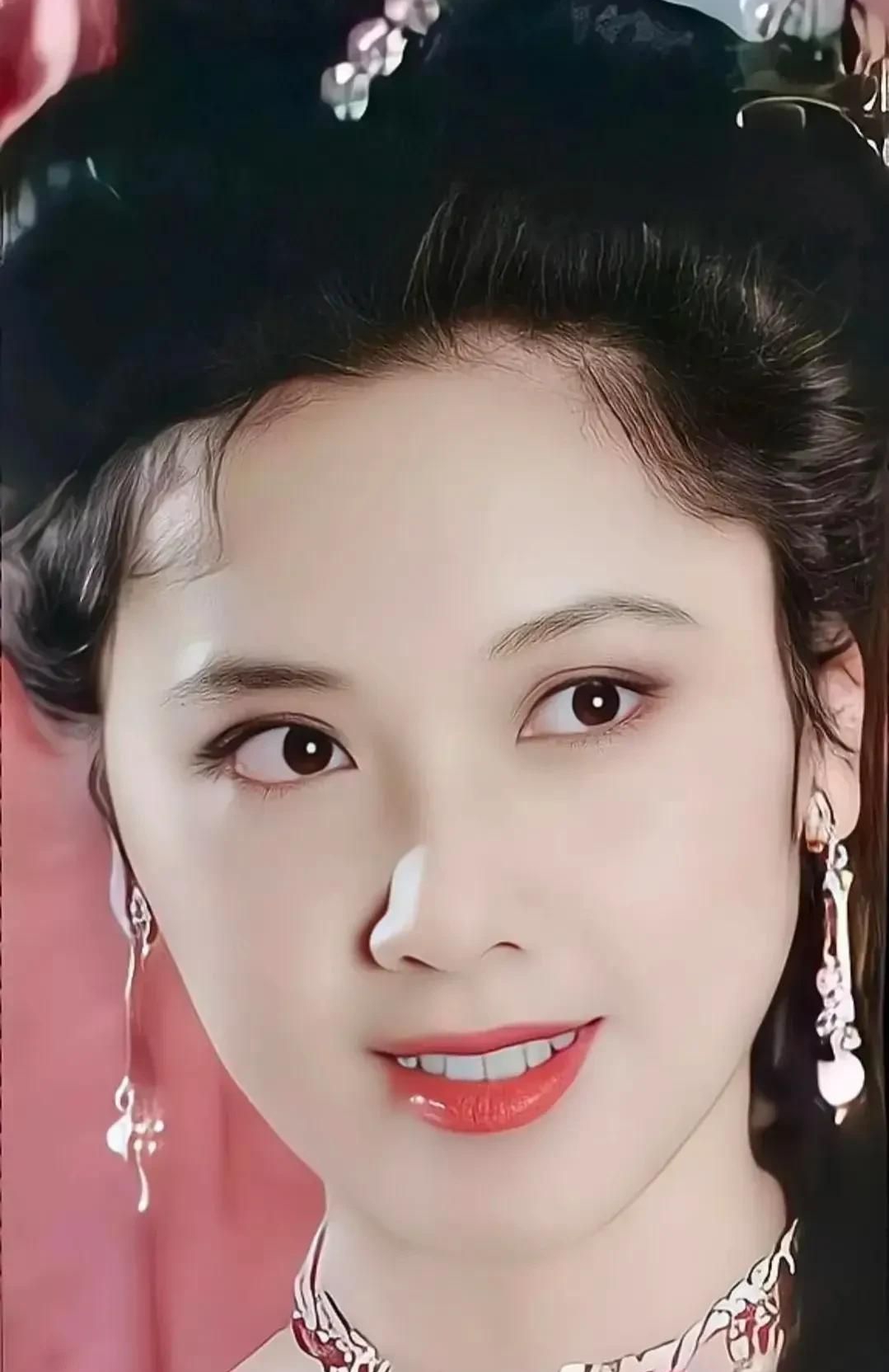 高贵优雅的朱琳,肤白貌美,温婉秀丽的写真照!__财经头条