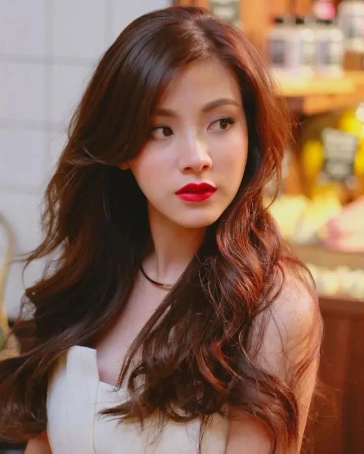 泰国女星"小水"为《花木兰》配音,红衣束发太飒,像极刘亦菲