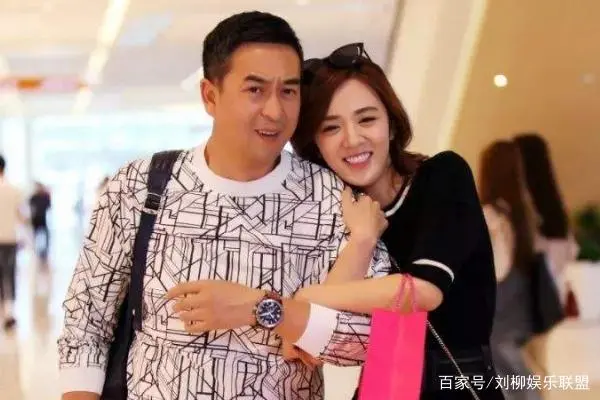 在这部电视剧里,王晓晨出演的是张嘉译的年轻小女友王小米!