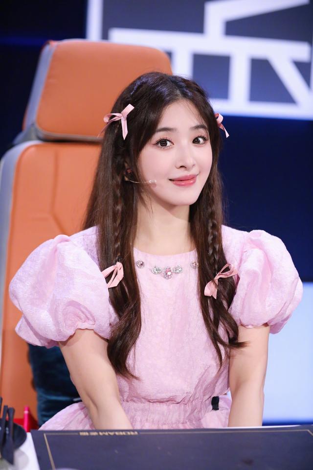 张含韵:阳光般甜美的青春女孩,活力四溢的时尚可爱魅力