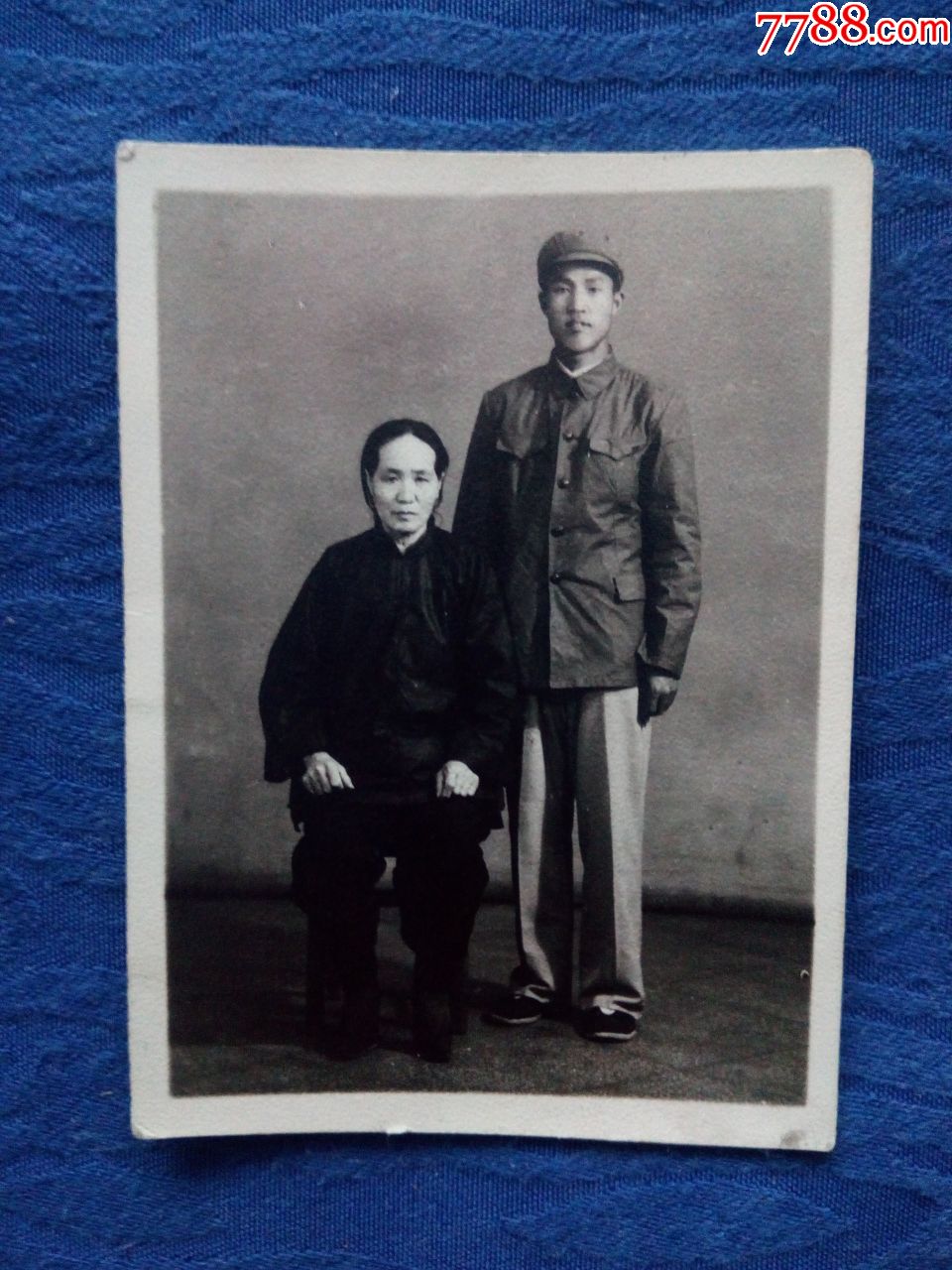 三寸金莲经典黑白老照片解放军和老母亲走过清代民国饱经沧桑的老人家