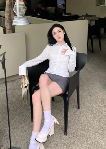 小姐姐白衬衣超短裙职业装写真,气质女神!