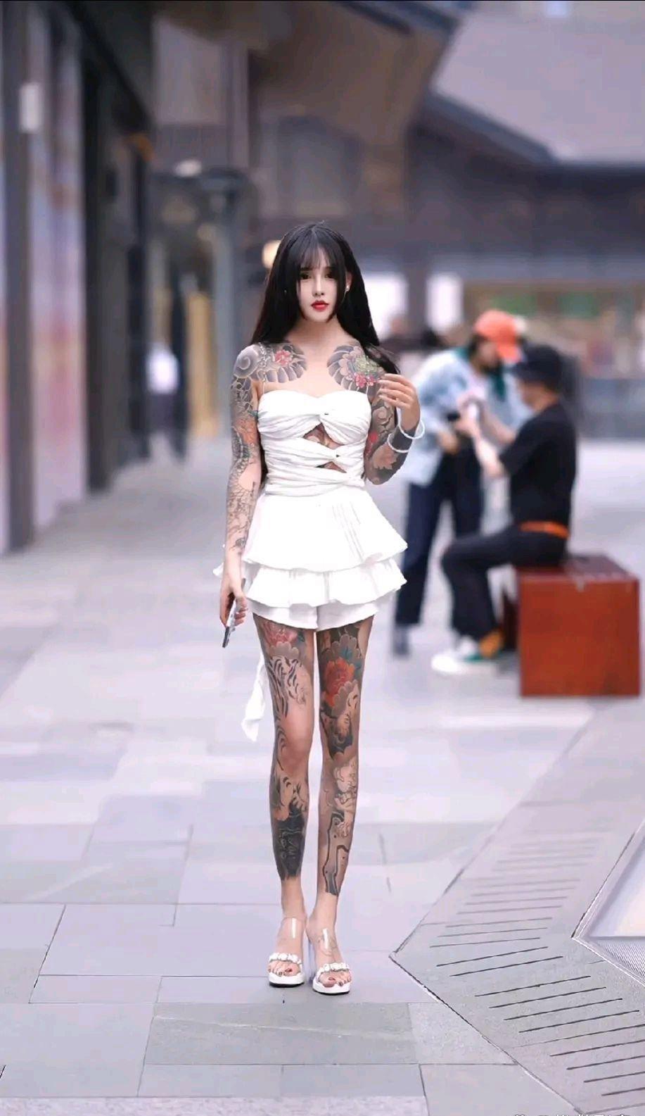 见过纹身的,但没见过像这样纹身的,全身基本上都是纹满了.