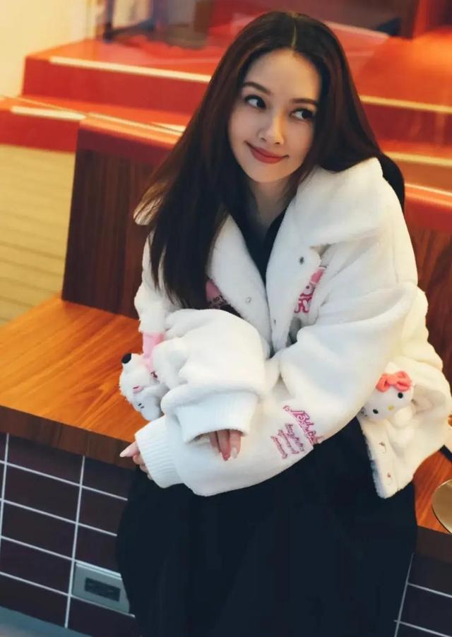 郭碧婷时隔19天露面,半夜两点晒照试水复出,圆润脸颊贵气十足