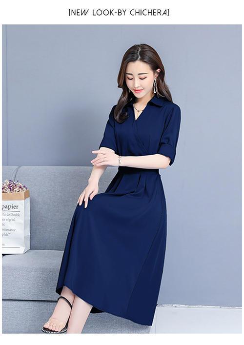 深蓝色的连衣裙最好可以搭配黑色,咖啡色或者浅蓝色的外套,这样可以