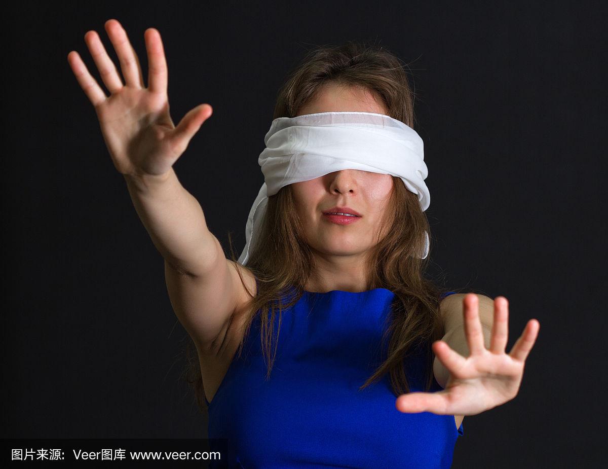 年轻女子用绷带包扎眼睛
