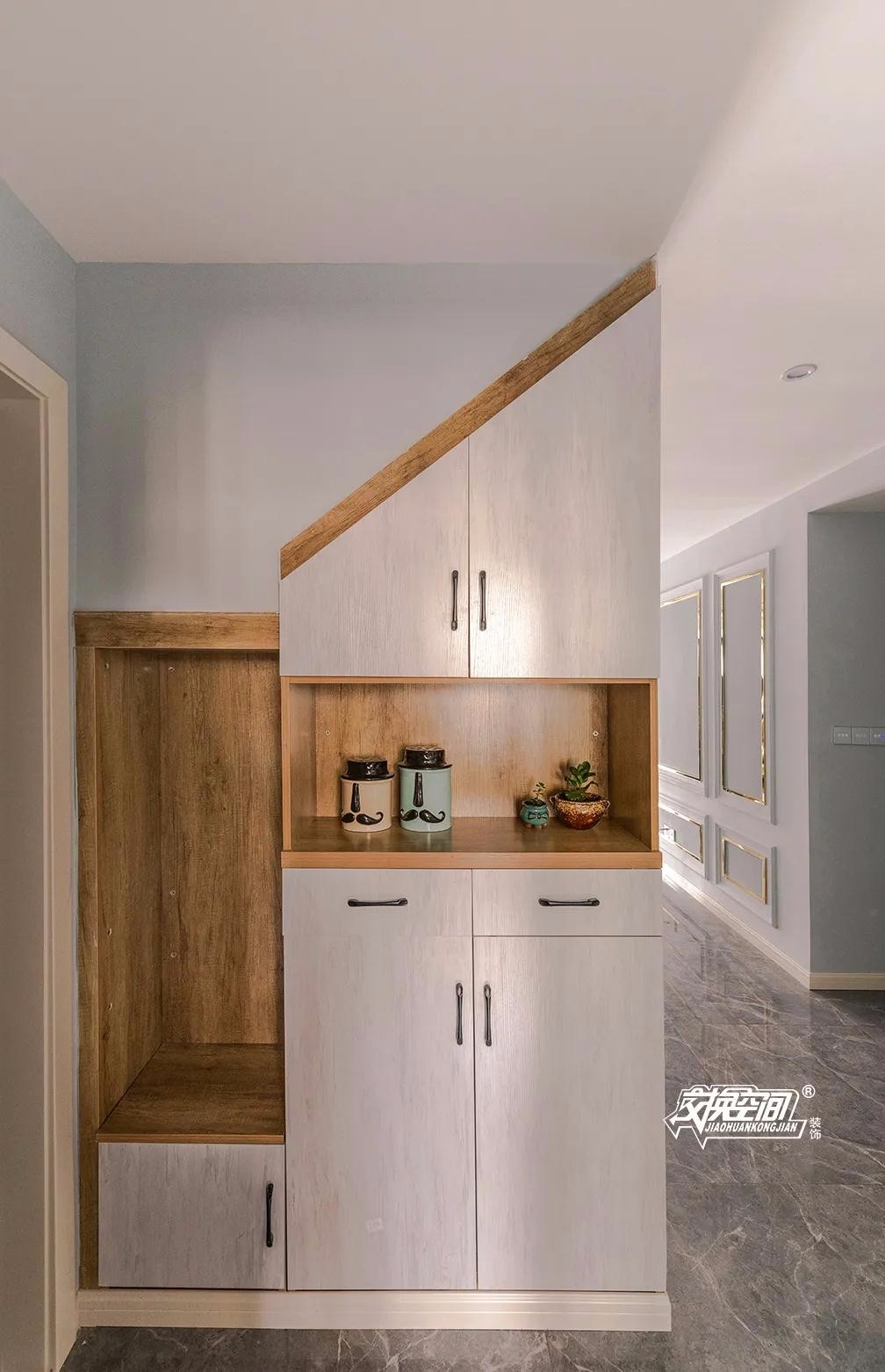 入户多功能鞋柜,与楼梯相连嵌入式设计很好隐藏了楼梯带来的压迫感.