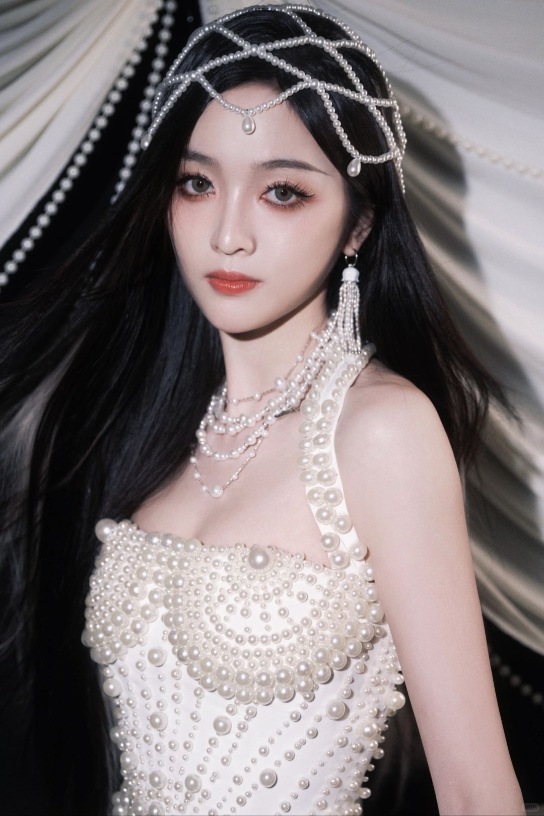 吴宣仪深圳音乐节造型惊艳,珍珠短裙璀璨夺目  她身穿珍珠装饰的礼服