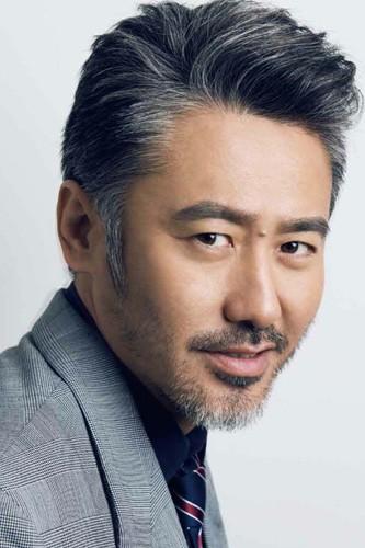 黄晓明长相俊郎,略有阴柔之气,留了胡须后立刻英气勃勃,化身越级型男.