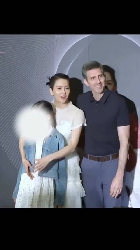 梁咏琪 携老公一家三口亮相活动,曾和郑伊健分开后