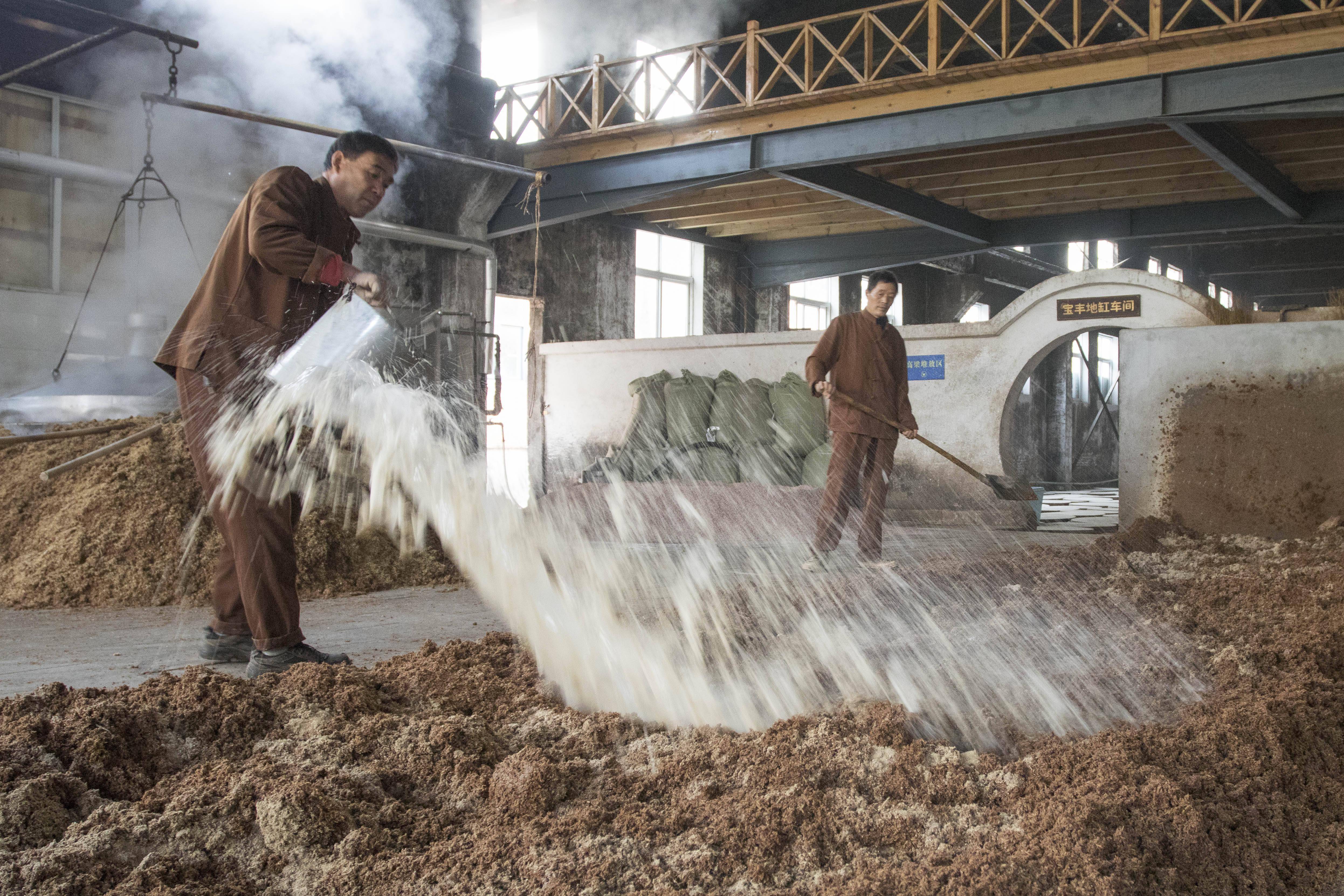 河南宝丰深秋时节酿酒忙