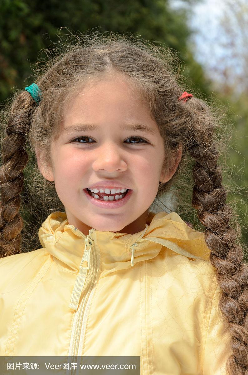 扎着长辫子的小女孩在春天的户外