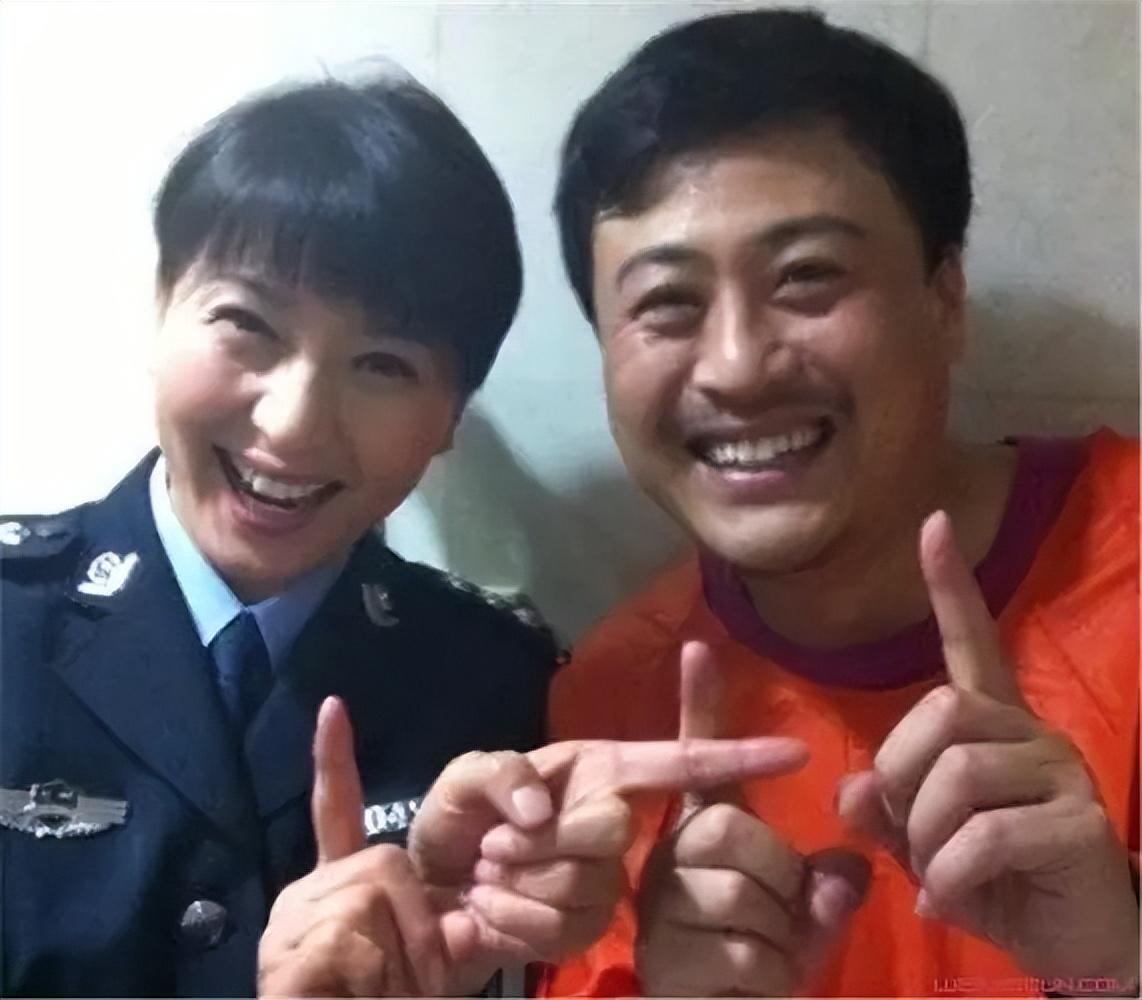 林越比闫学晶大了整整十岁,曾有一段婚姻,还育有一个可爱的女儿林傲雪