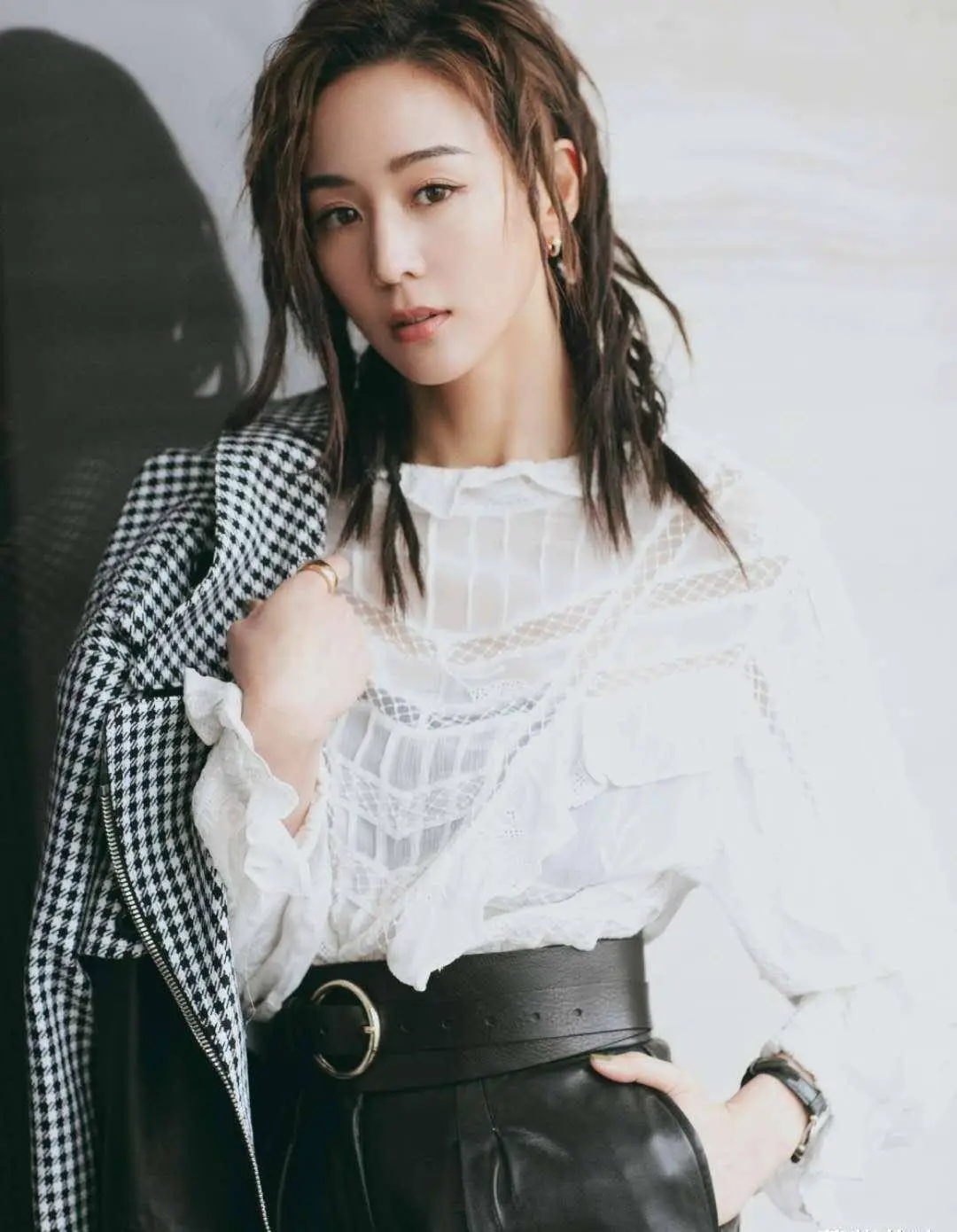 原创张钧甯短发神似蒋雯丽但穿黑白格外套像没脖子拍照角度太重要