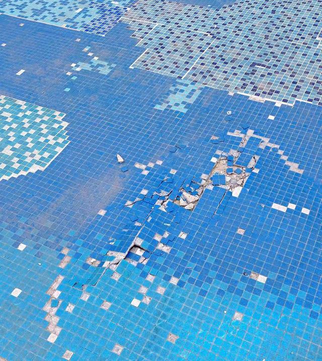 游泳池马赛克翻新刷涂料的方式有二种