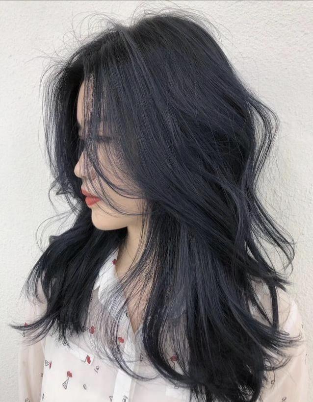 2,染发颜色别纠结,今年很流行"蓝黑发色",太显肤色白了