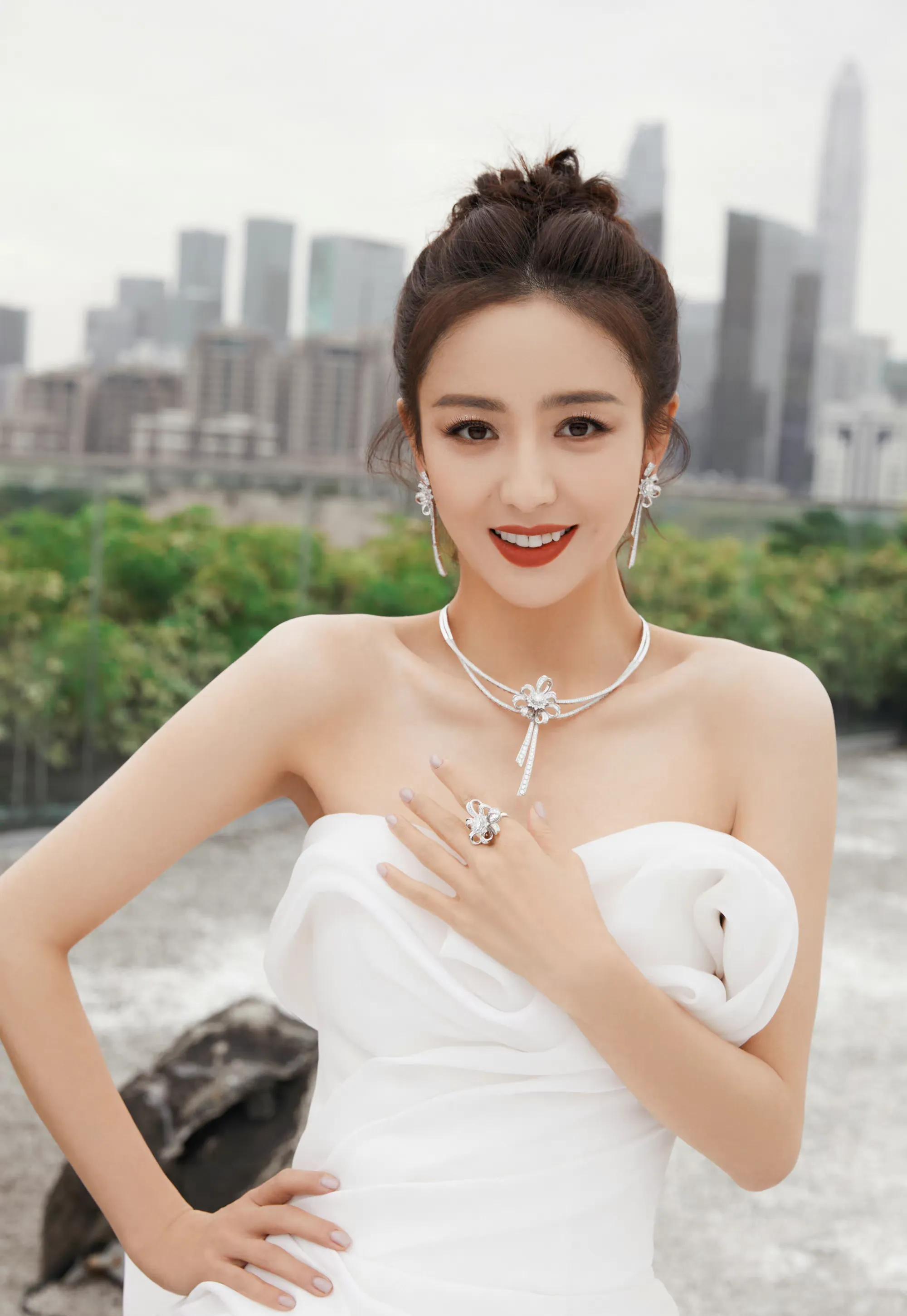 盘点新疆的五大美女明星,个个时尚迷人!哪一位让你心动呢?