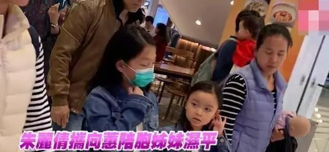 原创出门逛街不见刘德华朱丽倩胖到认不出女儿刘向蕙可爱像小天使
