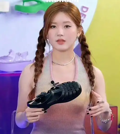 赵露思直播造型被群嘲,大饼脸,腰粗腿短